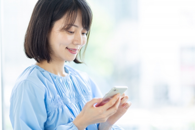 インスタを見る女性