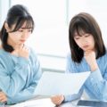 悩む女性