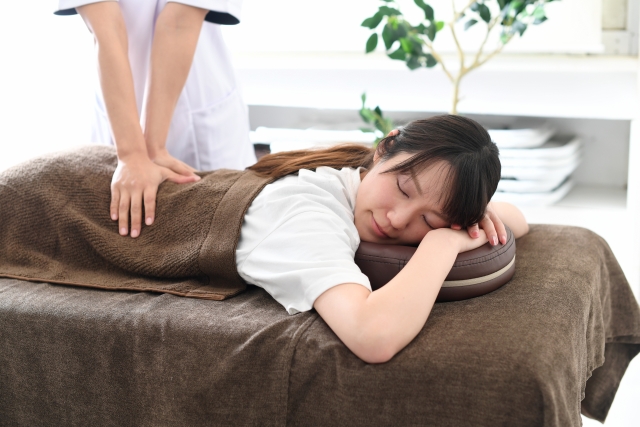 整体を受ける女性